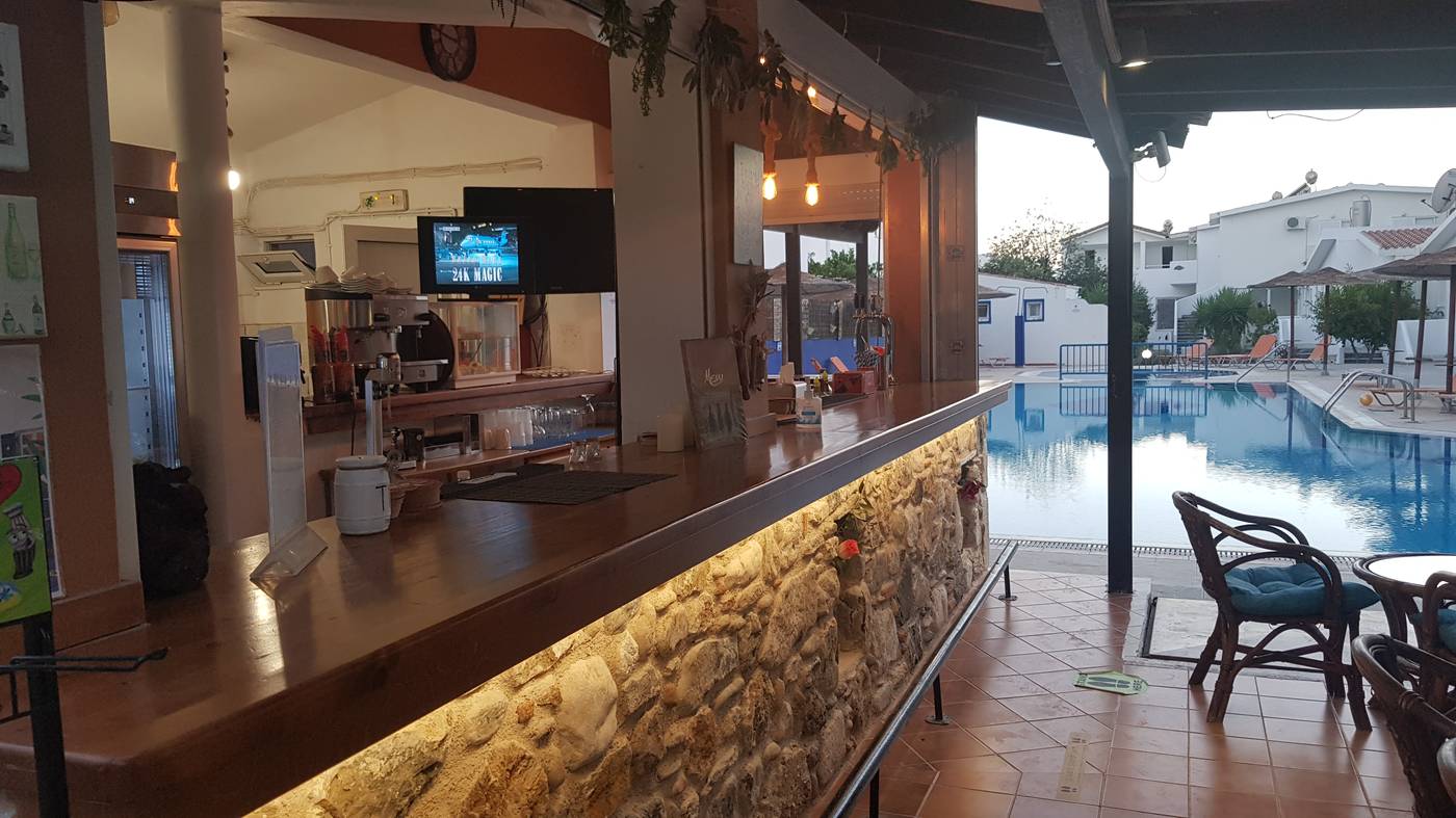 Aspro-Spiti-Restaurant-30