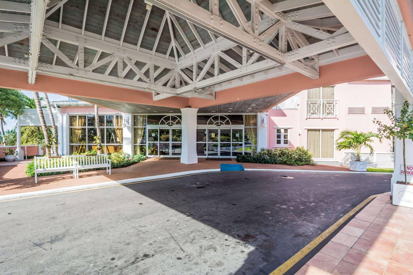 Comfort-Suites-Paradise-Island-General-view-14