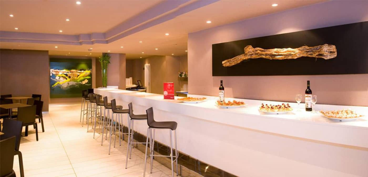 TUI-BLUE-Suite-Princess--Adults-Only--Bar-40