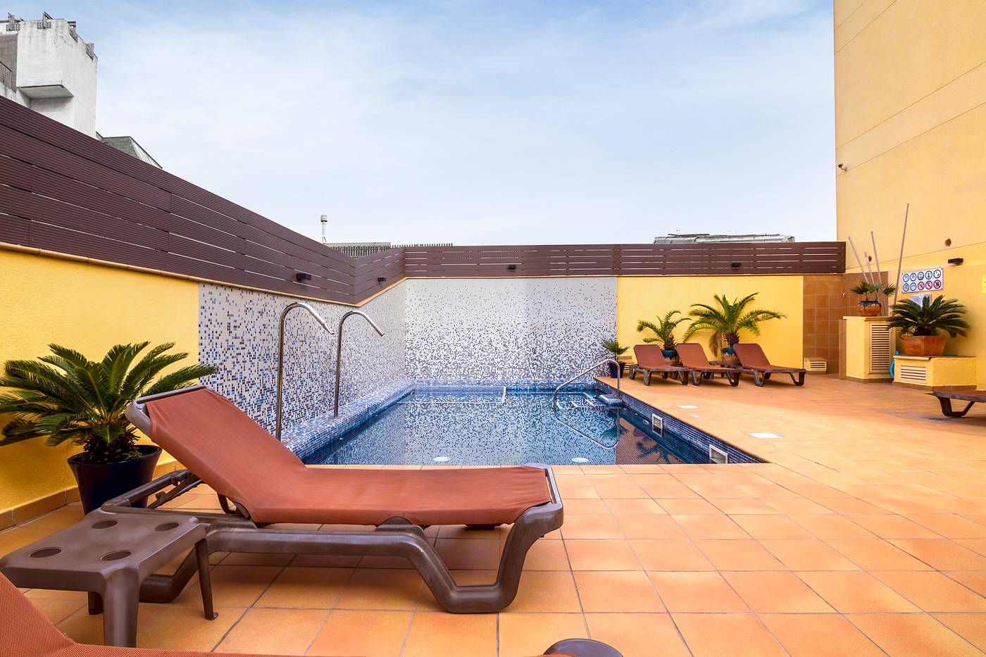 Apartamentos-Neptuno-Calella-Pool-5