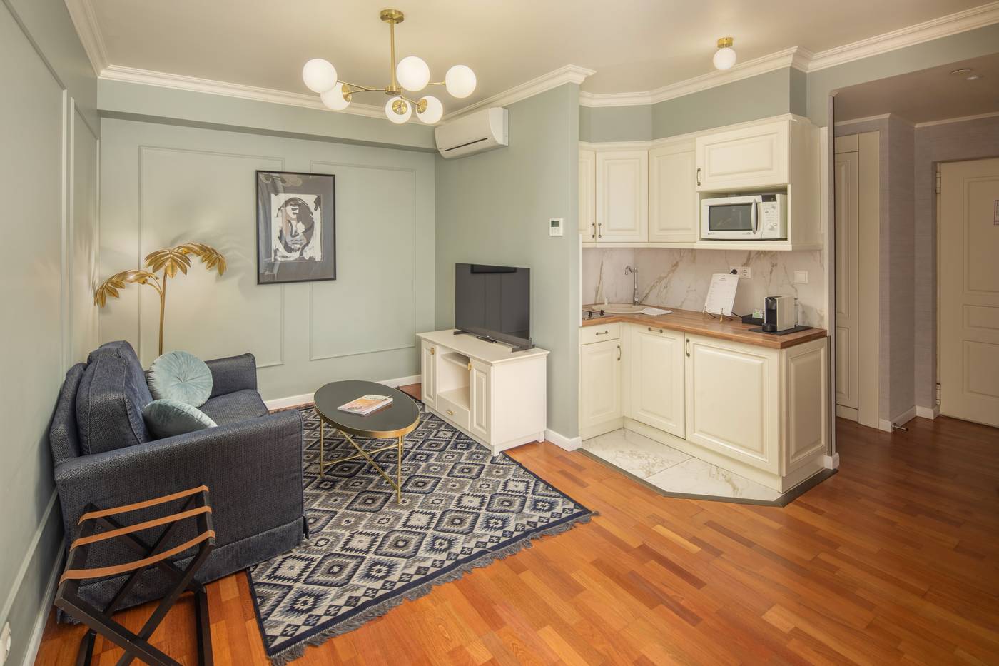 Queen-s-Court-Hotel-and-Residence-Room-36