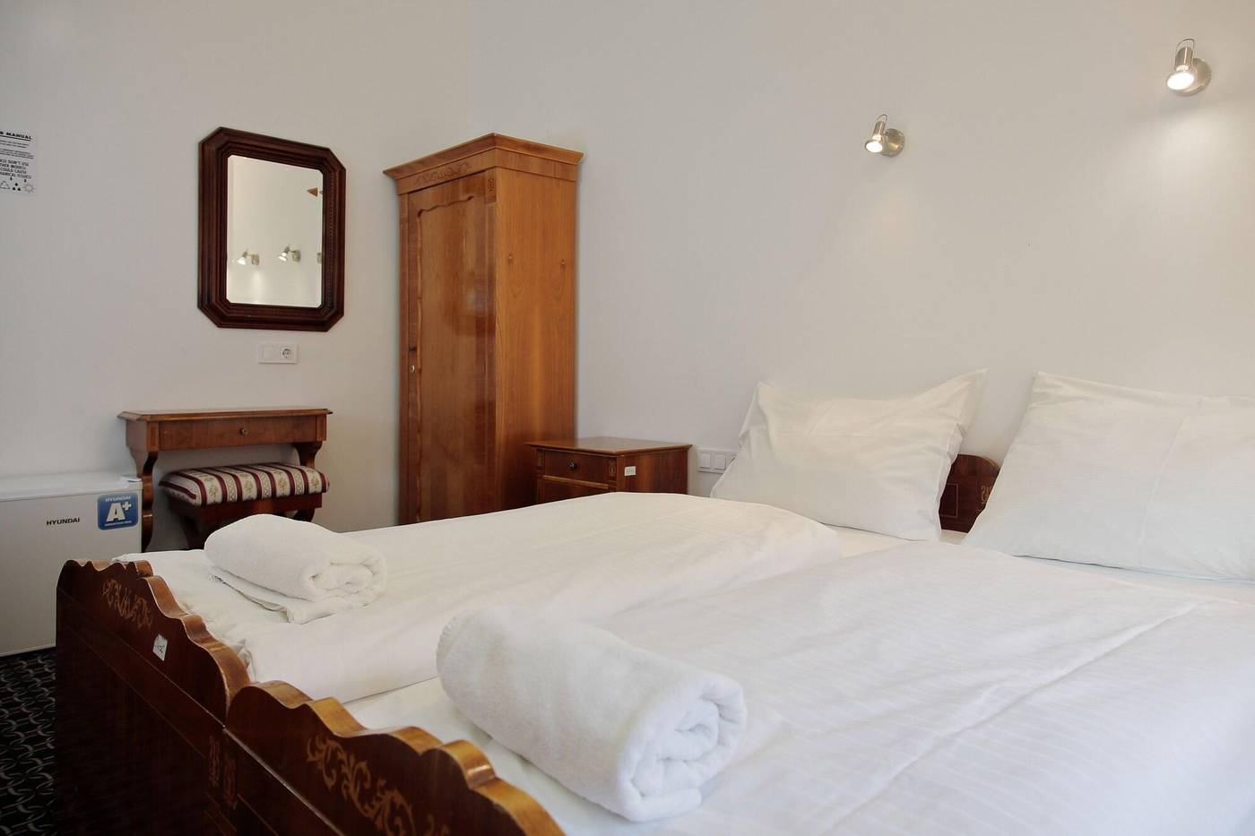 Maverick-Apartments---Vintage-Doubles-Room-25