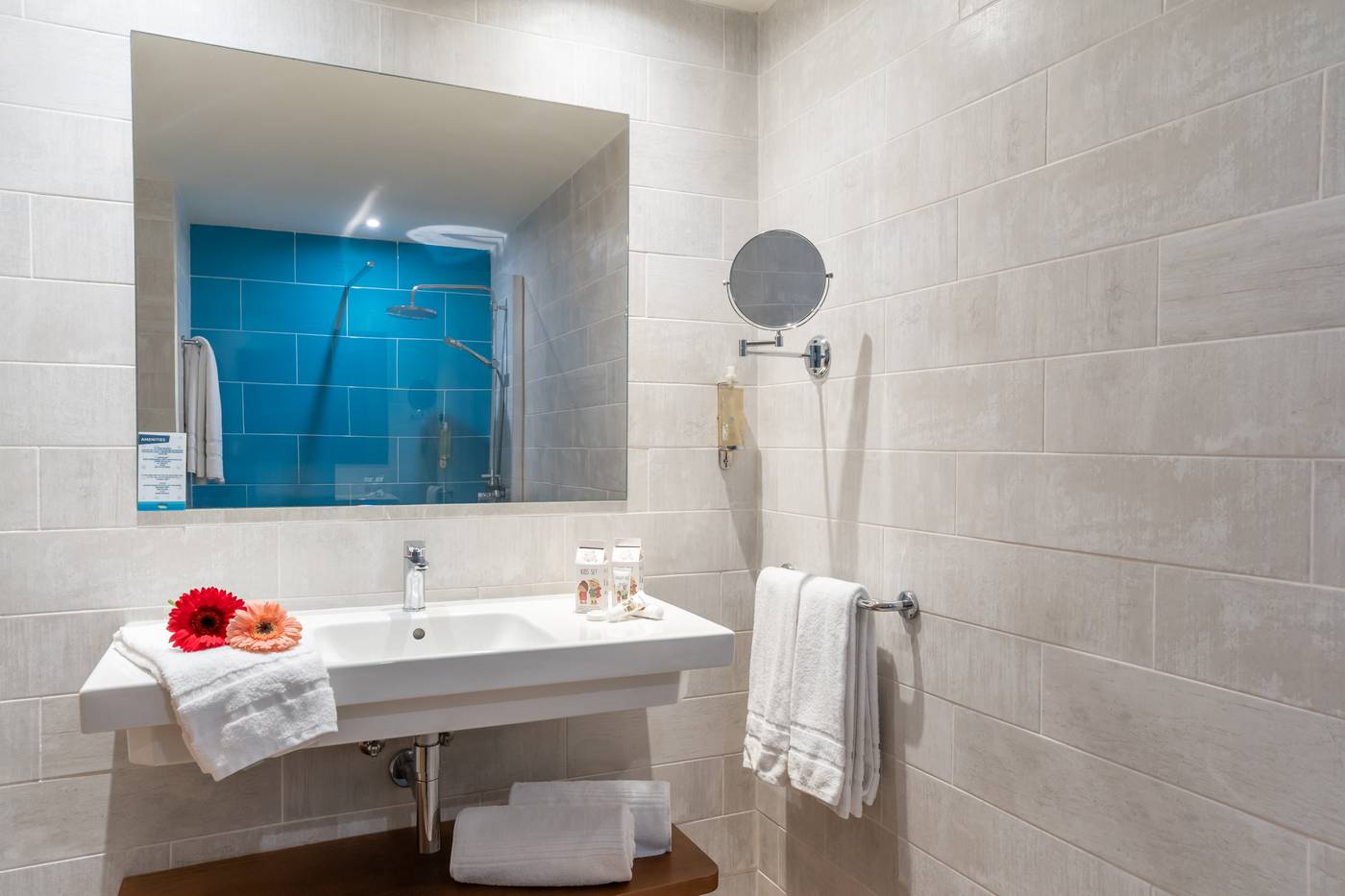 Hovima-La-Pinta-Beachfront-Family-Hotel-Room-32