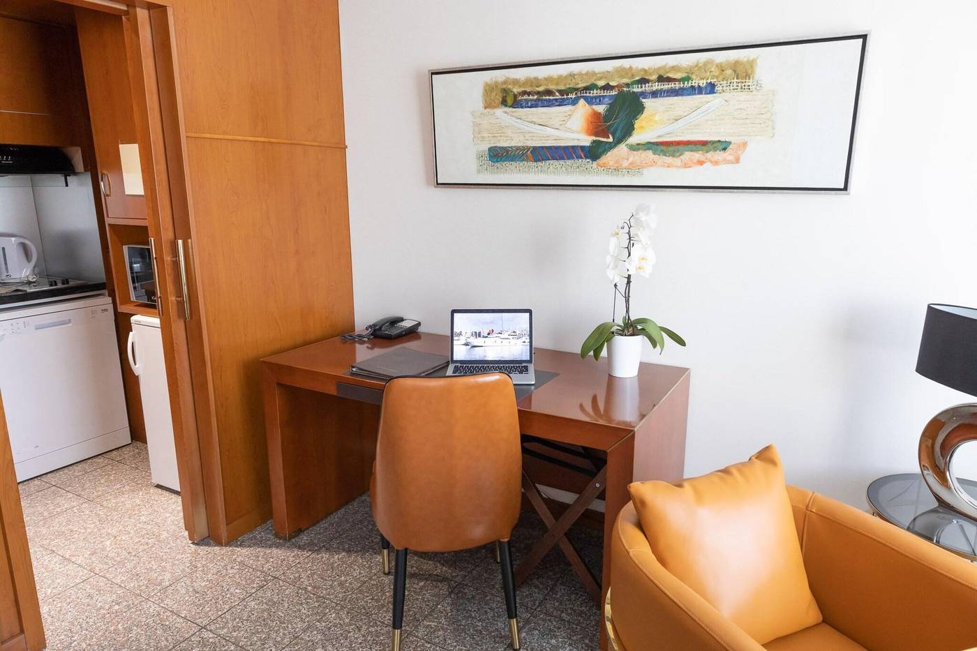 Goldstars-Resort---Suites-Room-20