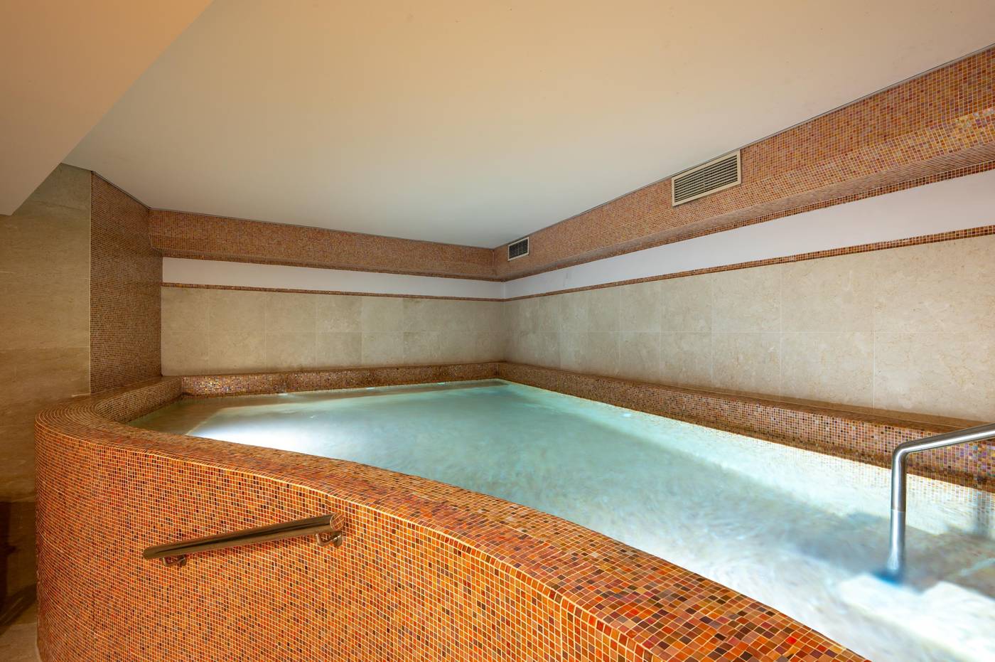 Sesimbra-Oceanfront-Hotel-Pool-36