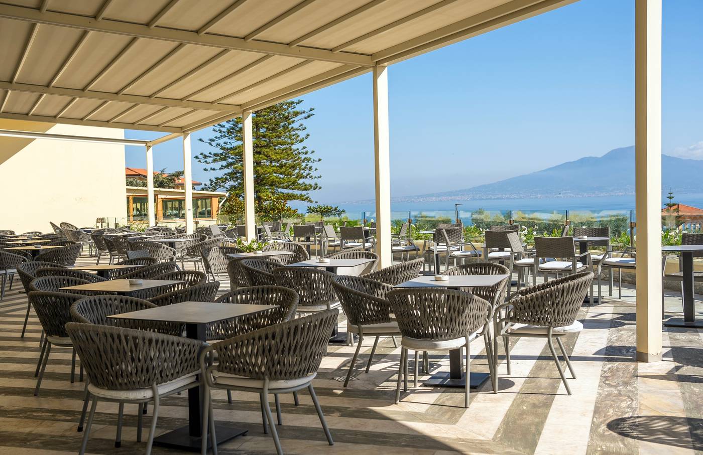 Grand-Hotel-Vesuvio-Terrace-8