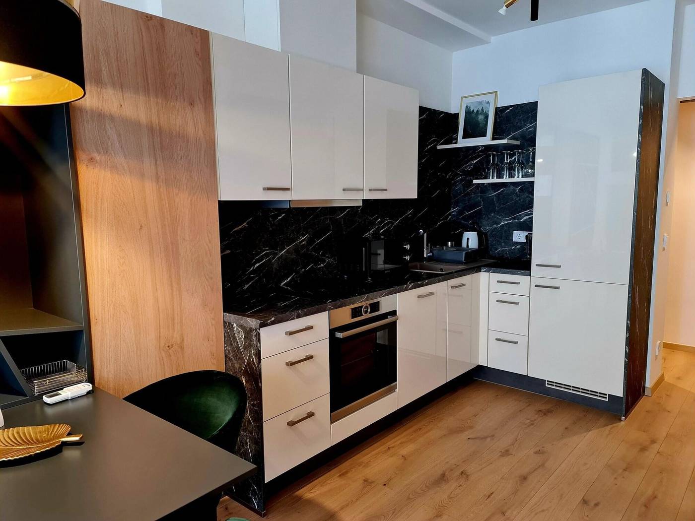 Hotel-Emerald---Suites-Room-77