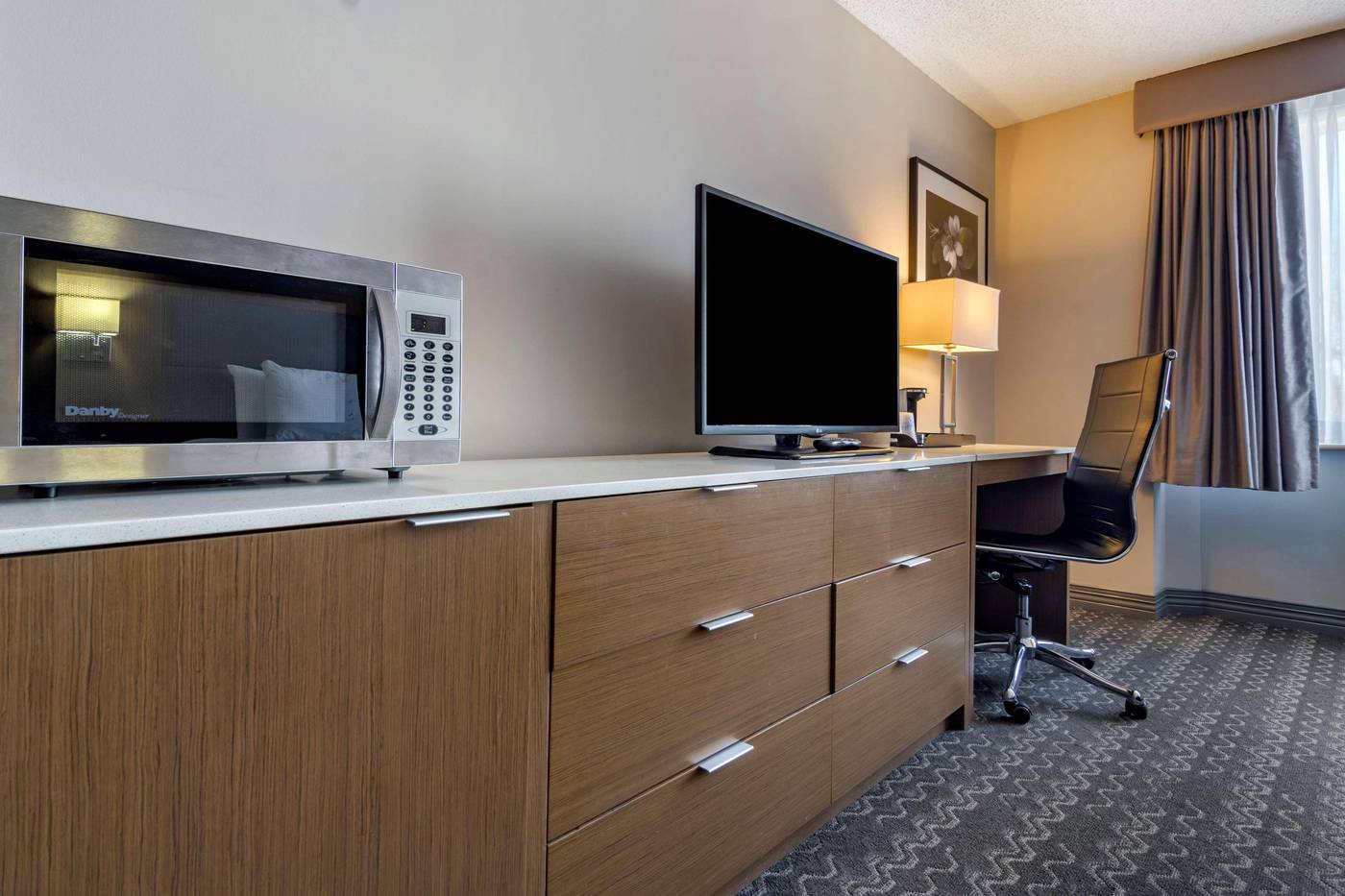 Best-Western-Plus-Vancouver-Airport-Hotel-Room-28
