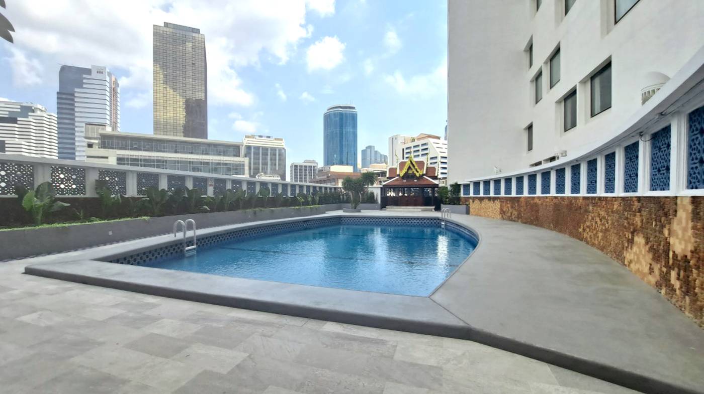 Montien-Hotel-Surawong-Pool-2
