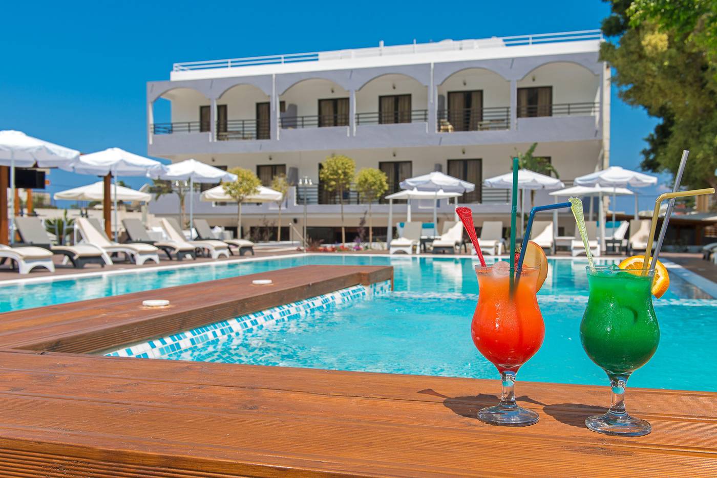 Sunny-Days-Apartments-Pool-11