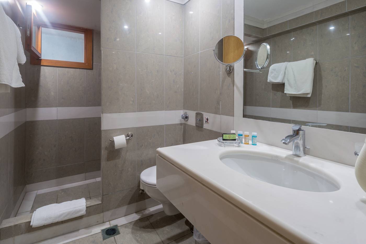 Kanapitsa-Mare-Room-44