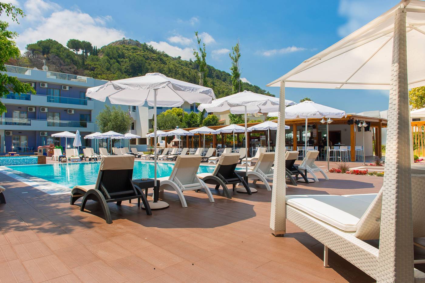 Sunny-Days-Apartments-Pool-9