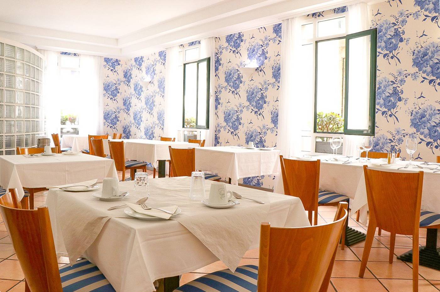 Residencial Amparo-Portugal-MACHICO-Restaurant-10