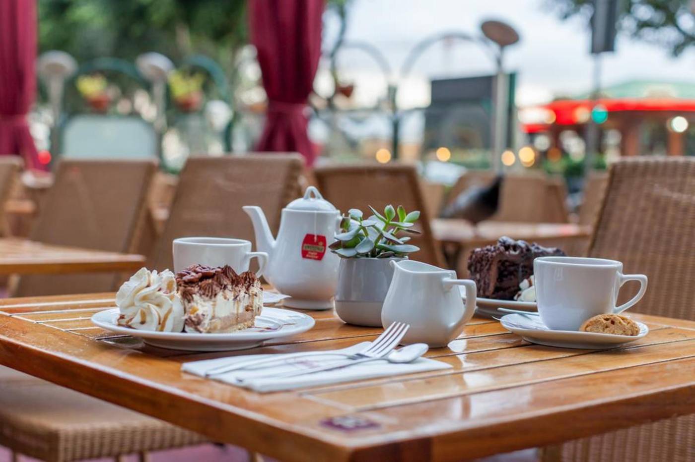 The-Plaza-and-Plaza-Regency-Hotels-Restaurant-8