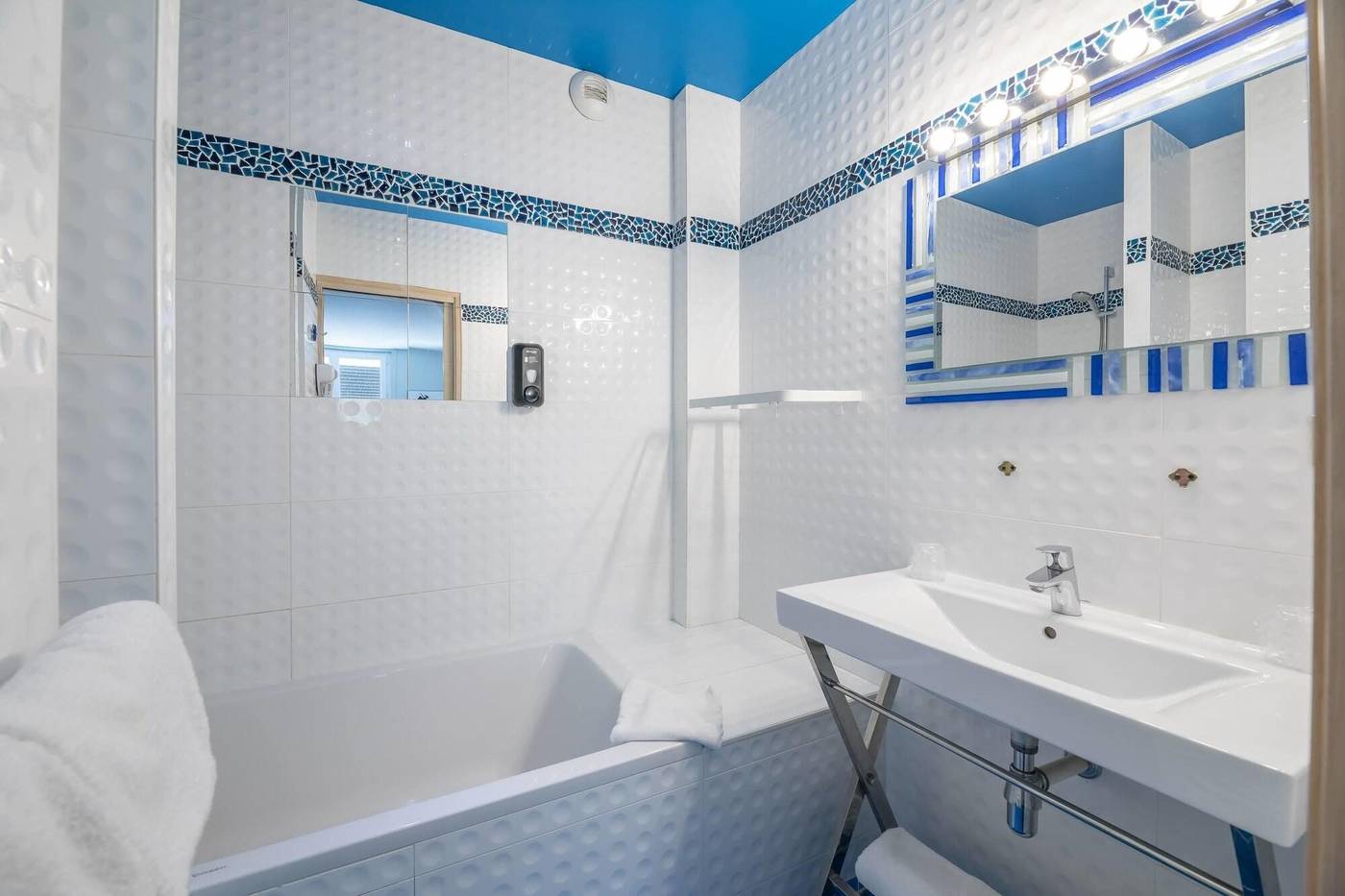 Hôtel Cosmopolitain-France-BIARRITZ-Room-9