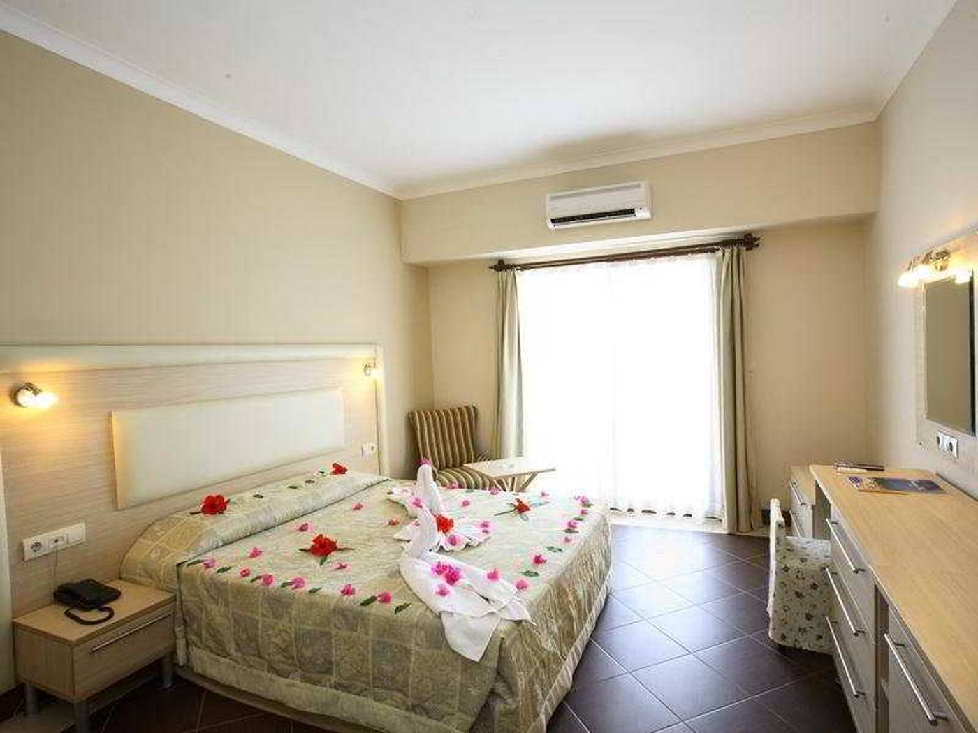 Club-Forever-Room-8