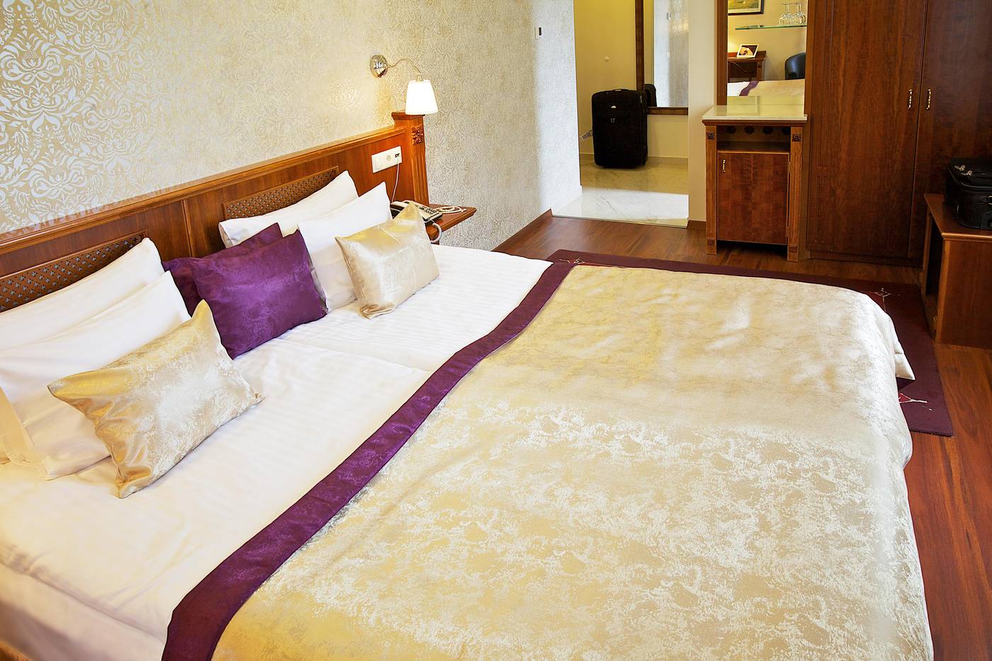 Gold-Hotel-Budapest-Room-25