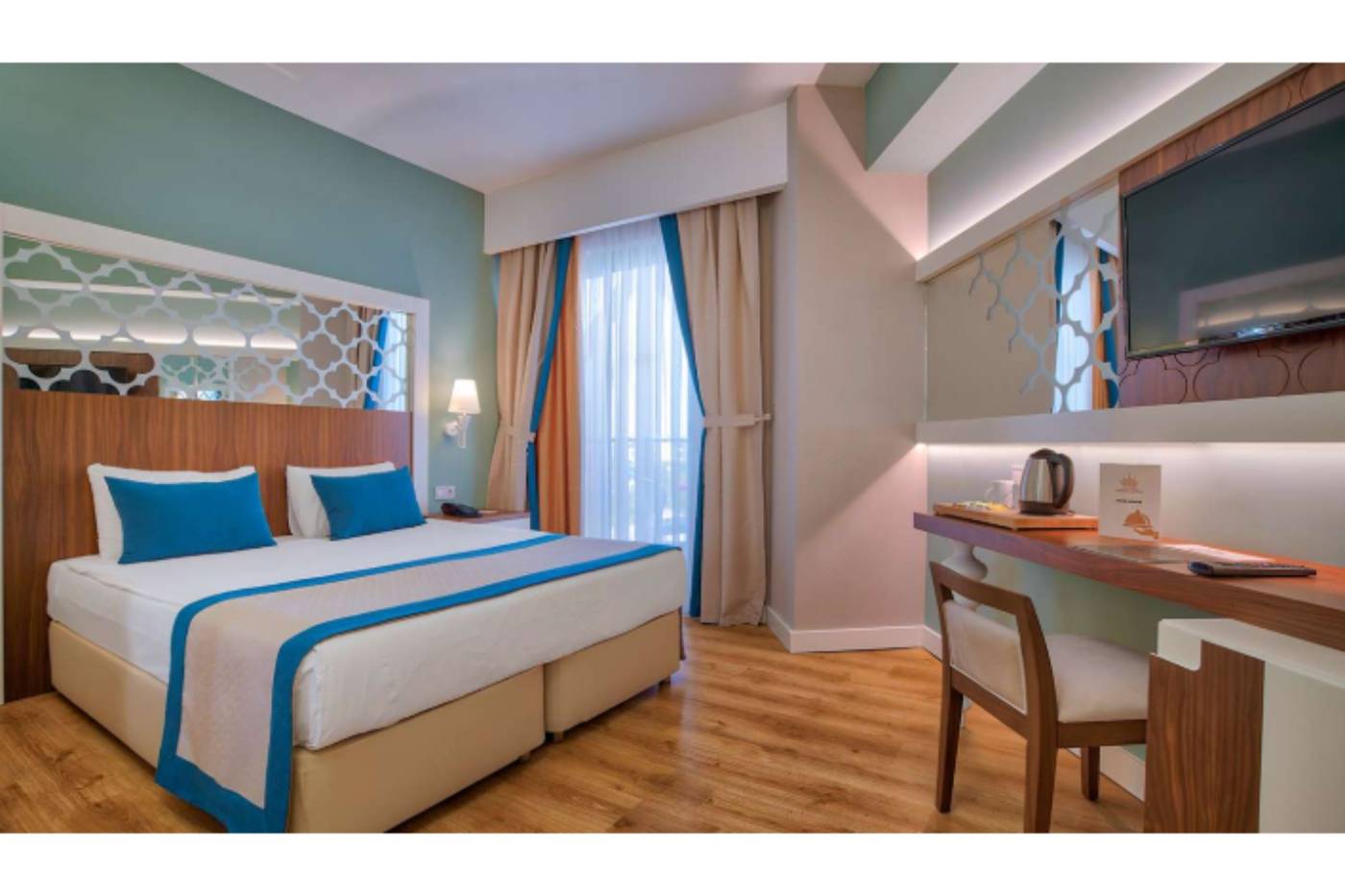 Side-Crown-Sunshine-Room-21