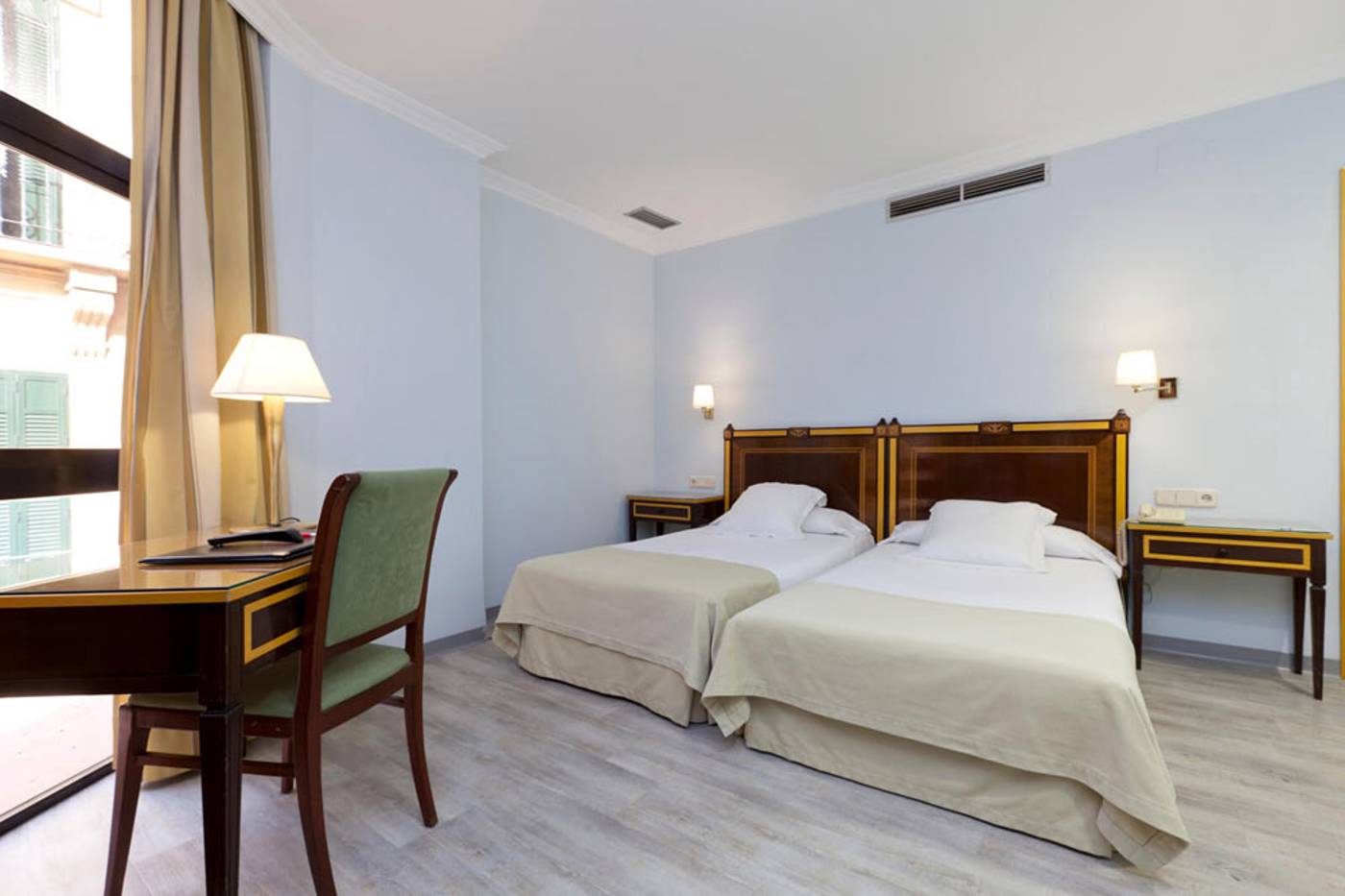 Don-Curro-Room-8