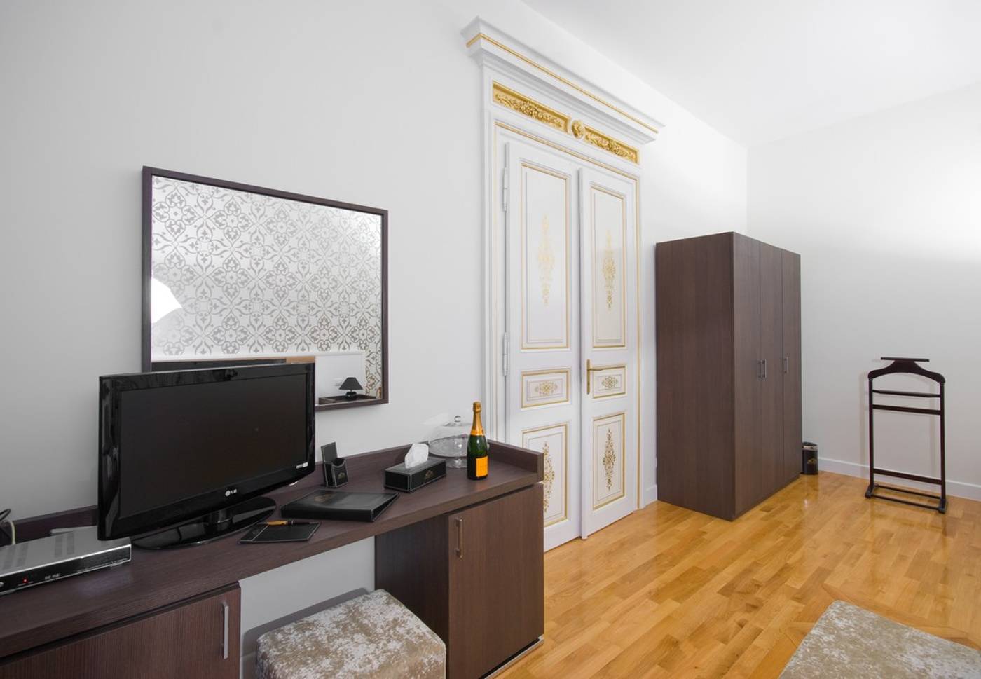 Deminka-Palace-Room-7