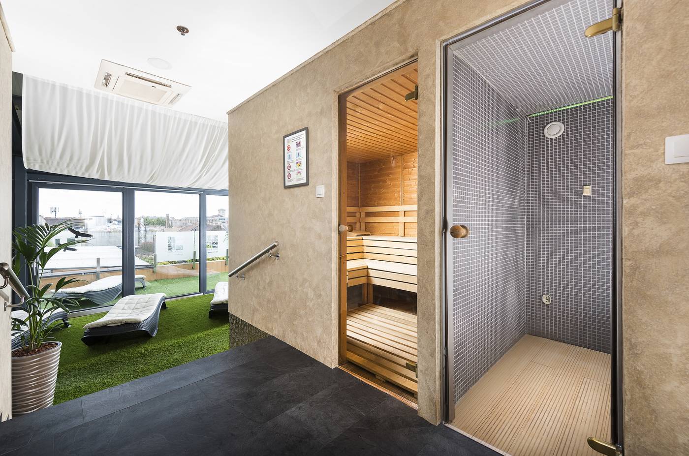 Bo33-Hotel-Family-and-Suites-Pool-61