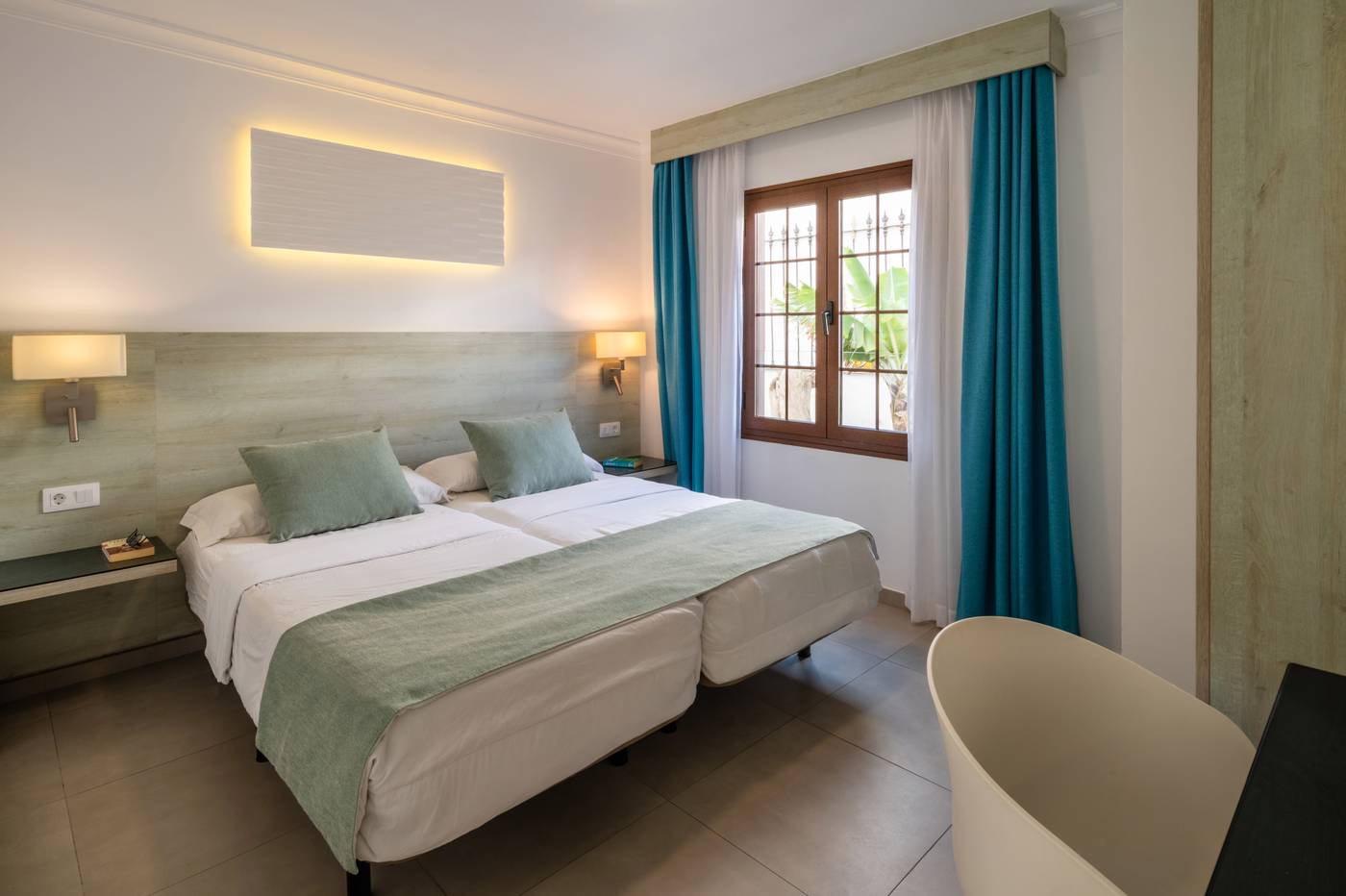 Suite-Hotel-Montana-Club-Room-28