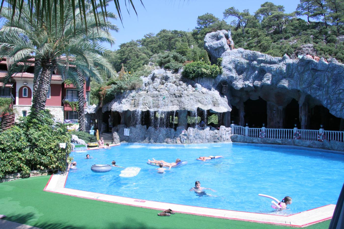 Grand-Aquarium-Apart-Pool-5