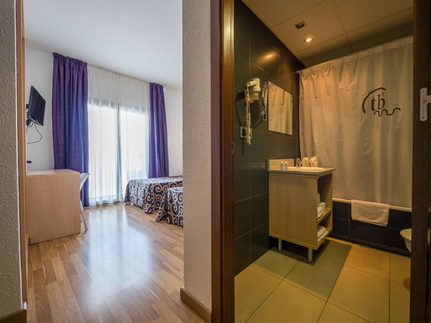 Tossa-Beach---Center-Room-23