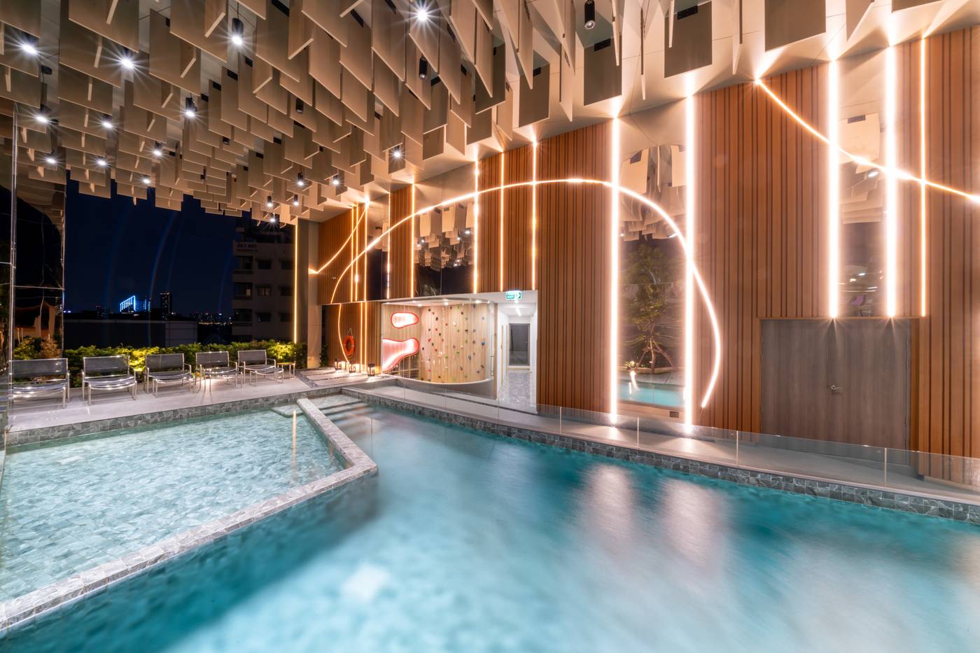 Oakwood-Suites-Tiwanon-Bangkok-Pool-25