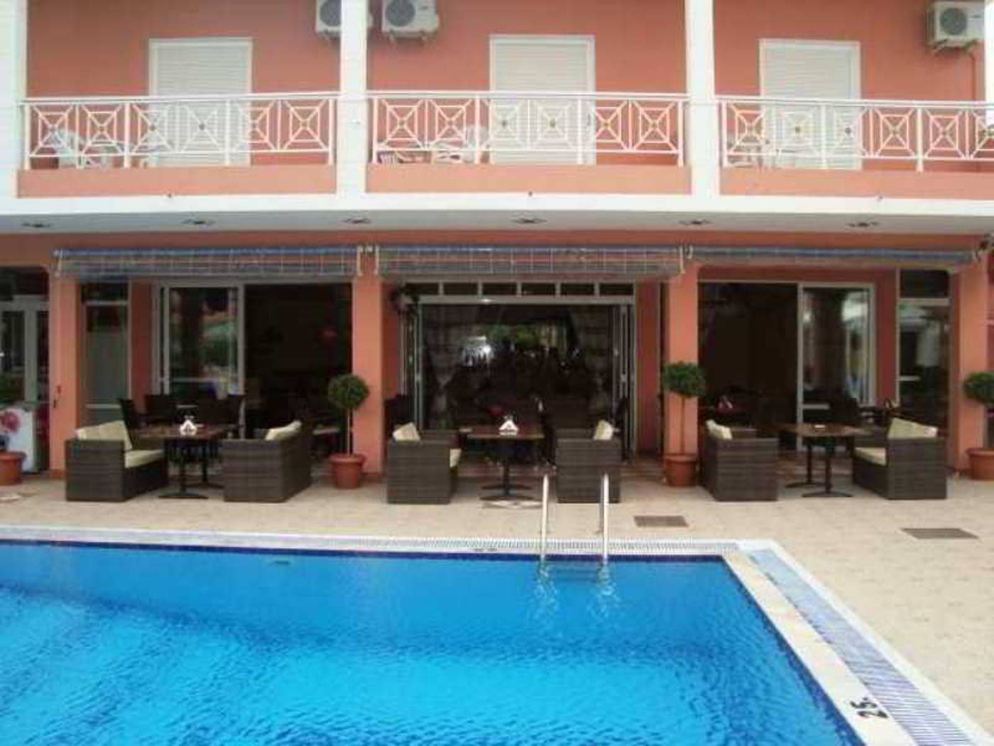 Angelina-Pool-9