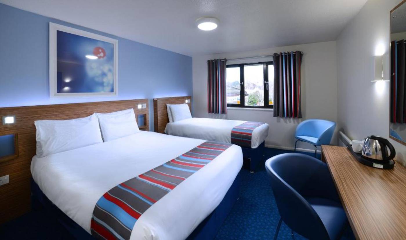 Travelodge-Dublin-Airport-South-Room-9