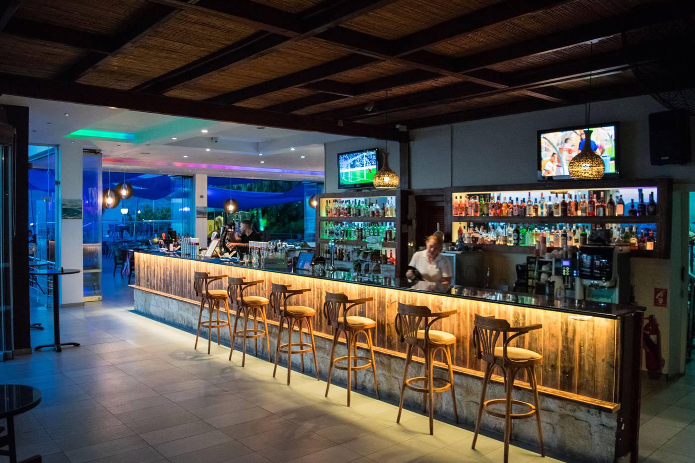 Theo-Sunset-Bay-Bar-36