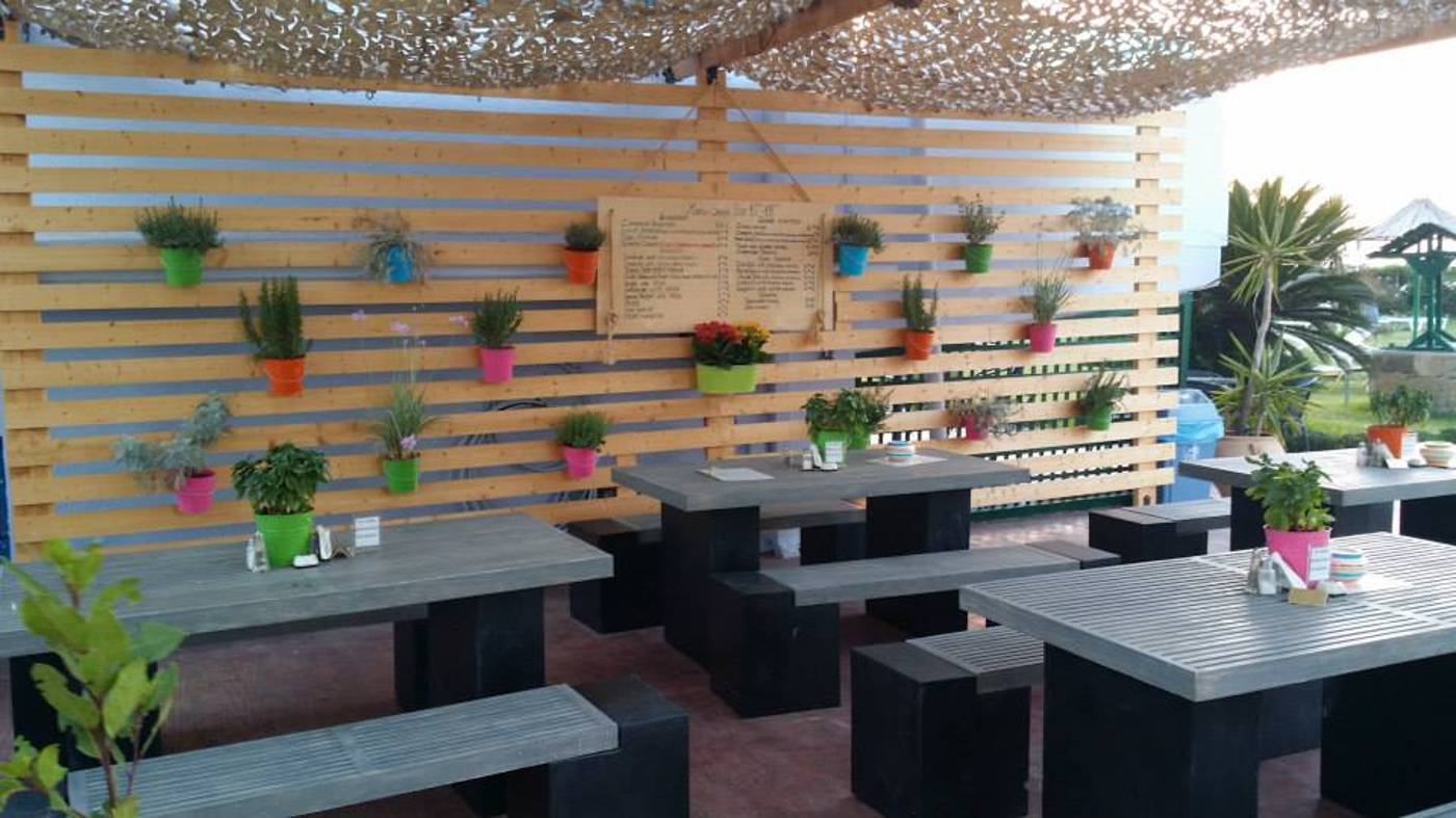 Area-Blue-Beach-Apartment-Restaurant-11