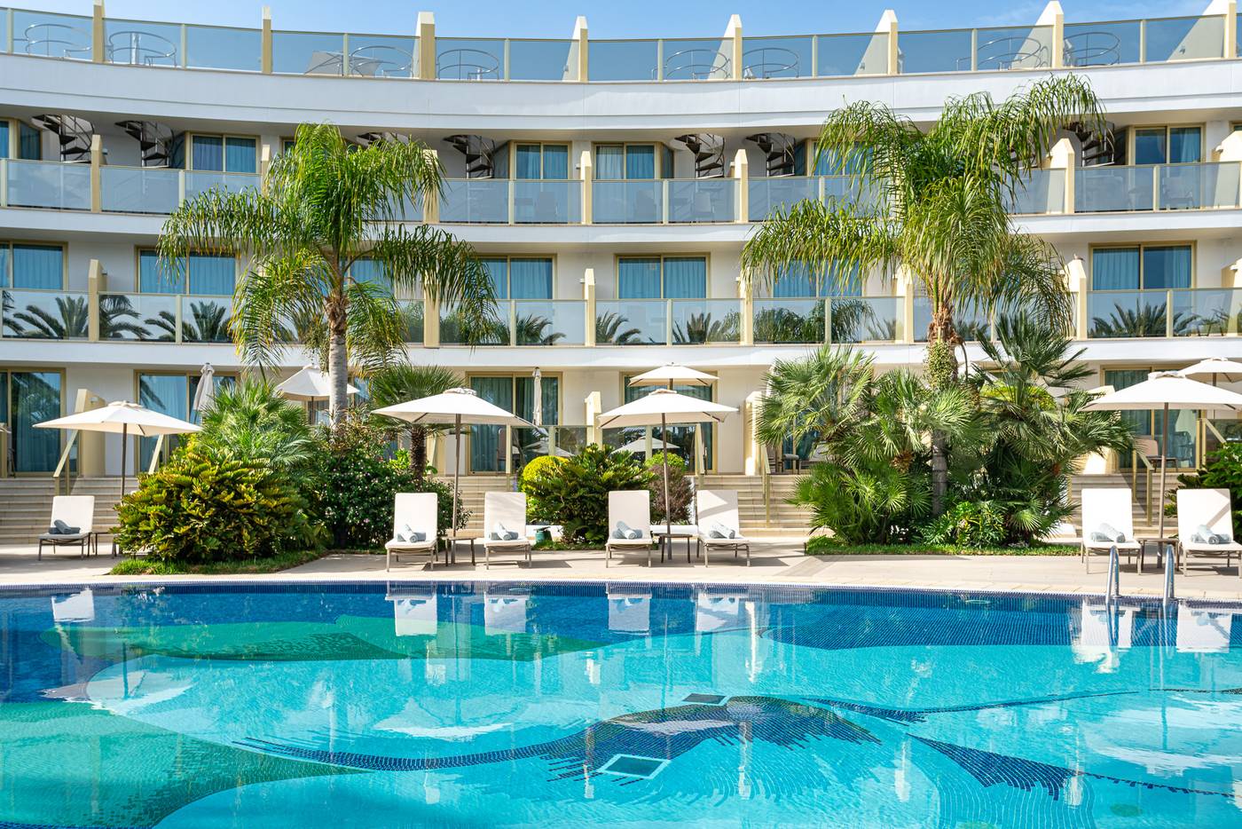 Hotel-Sir-Anthony-Pool-3