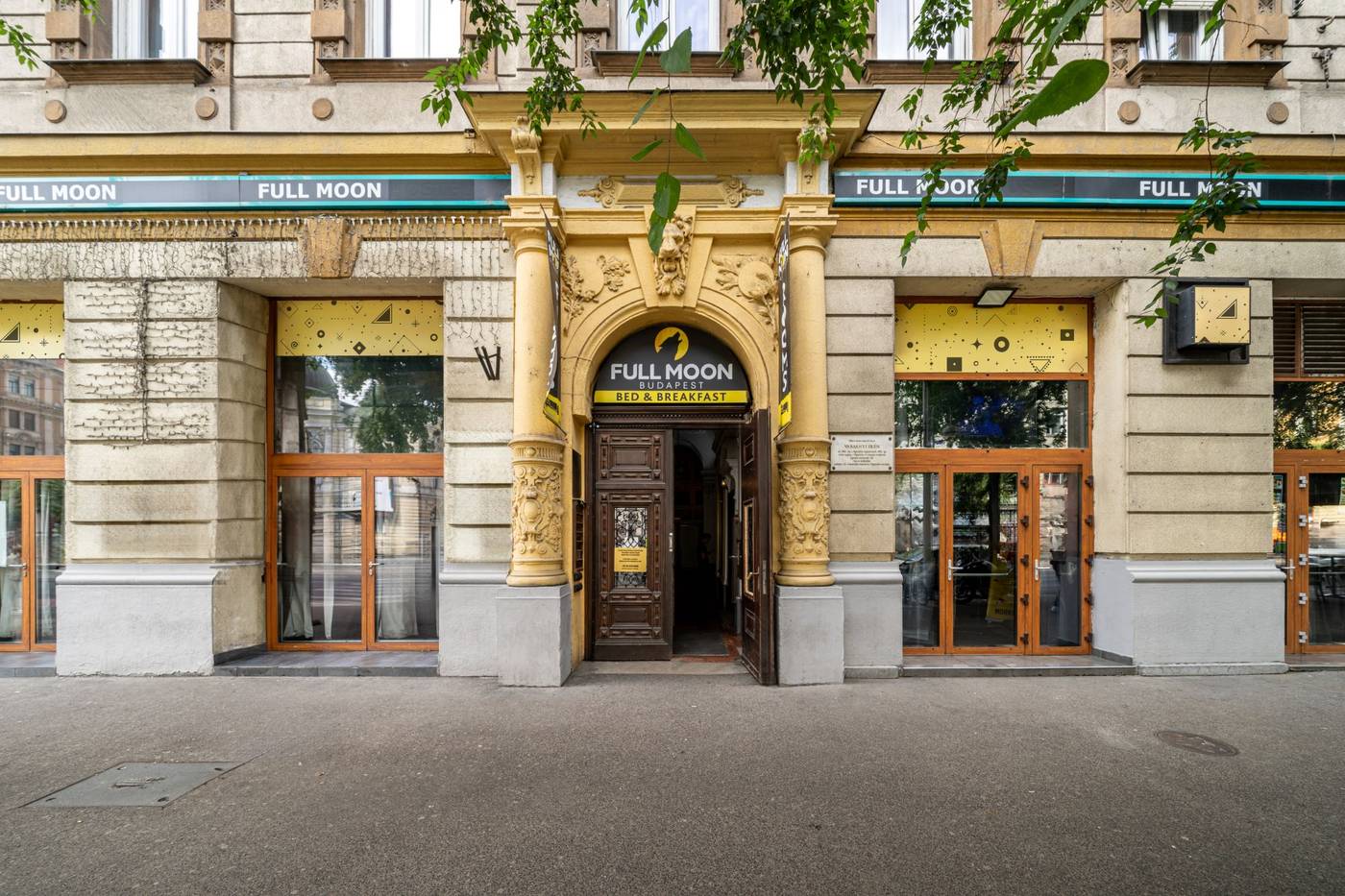 Full-Moon-Budapest-General-view-4