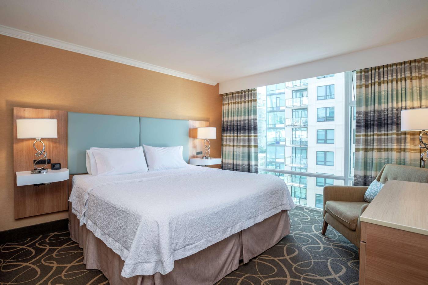Hampton-Inn---Suites-By-Hilton-Vancouver-Downtown-Room-25