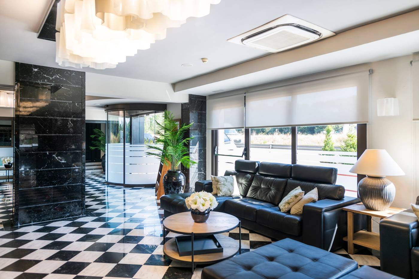 Salles-Hotel-Aeroport-de-Girona-Lobby-29