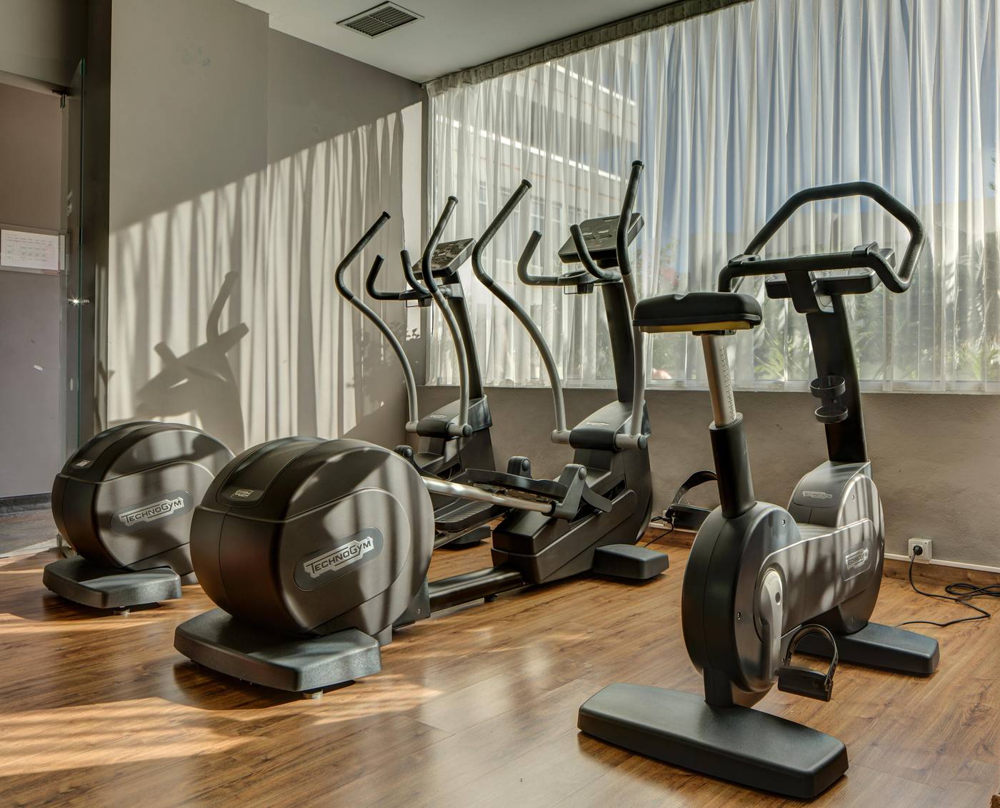 Coral-Suites---Spa---Adults-Only-Sports-and-Entertainment-79