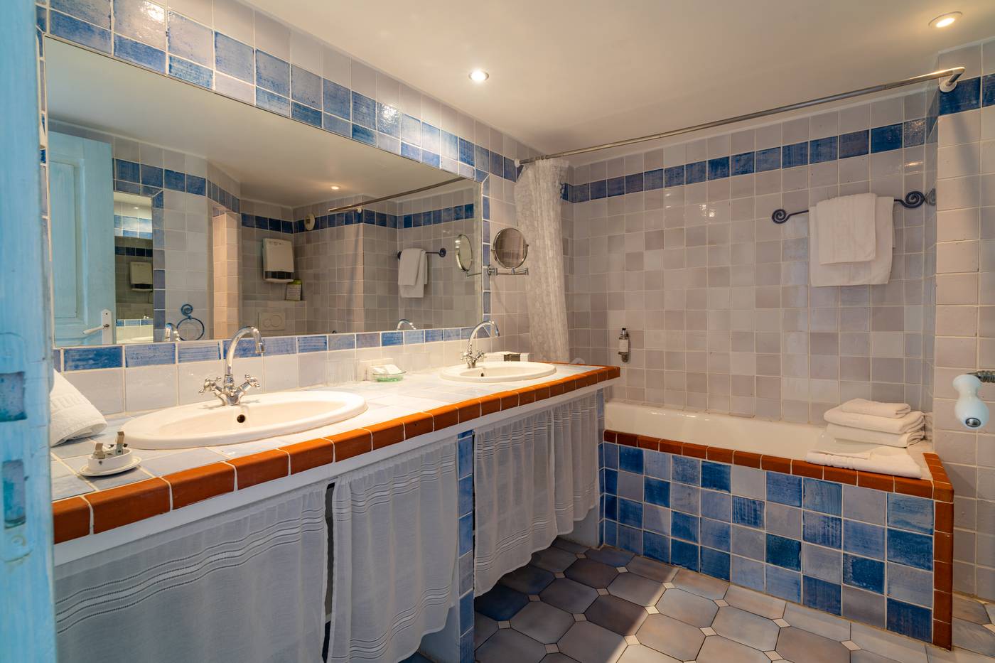 Hotel-L-Orangeraie-Room-41