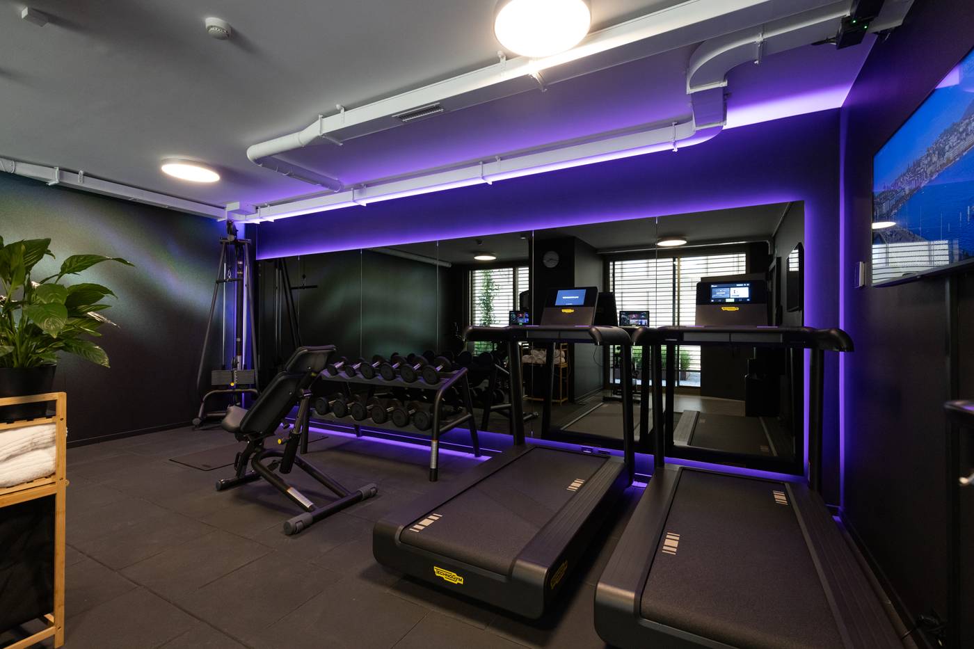 Yotel-Geneva-Lake-Sports-and-Entertainment-39