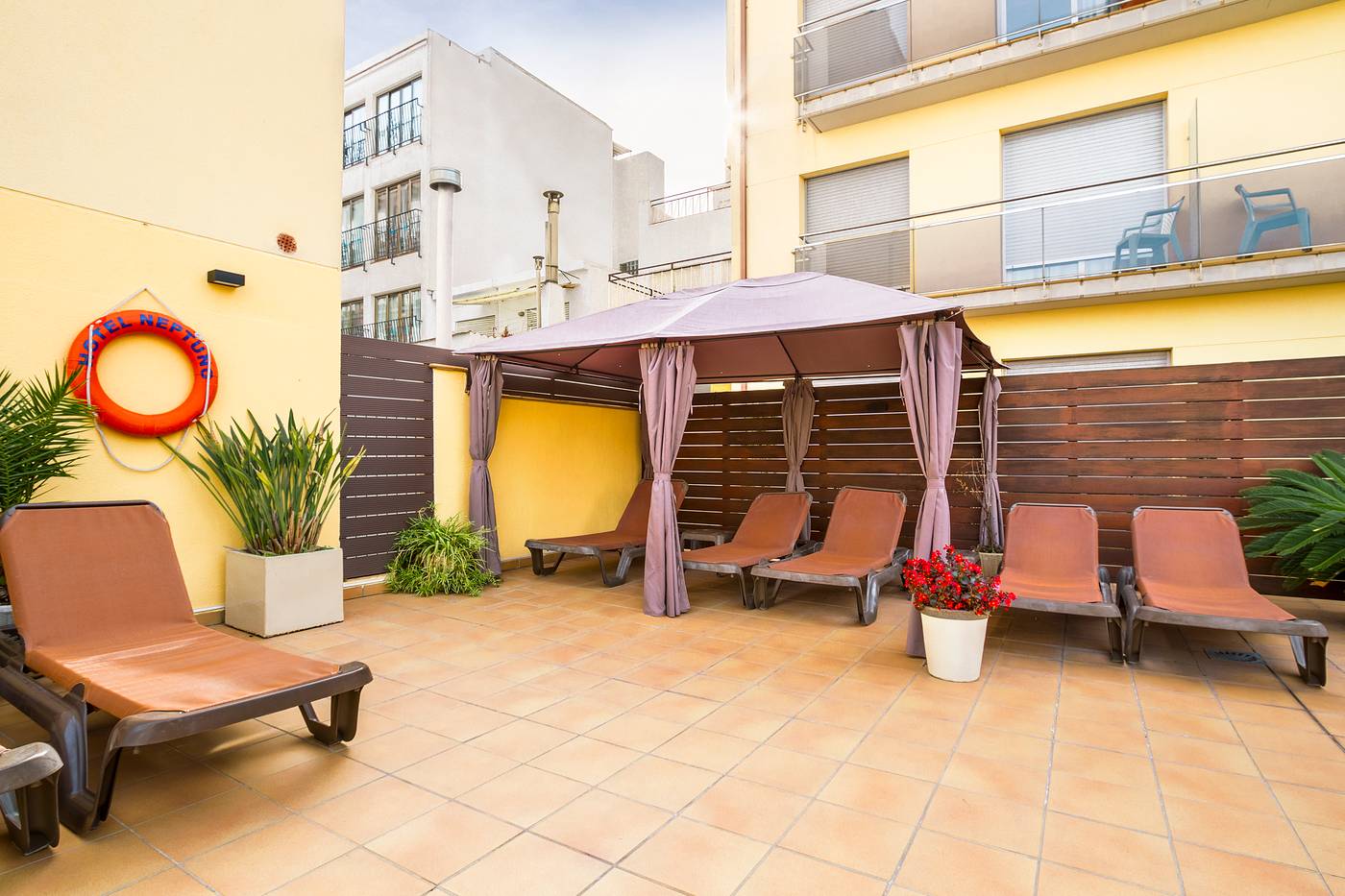 Apartamentos-Neptuno-Calella-Pool-64