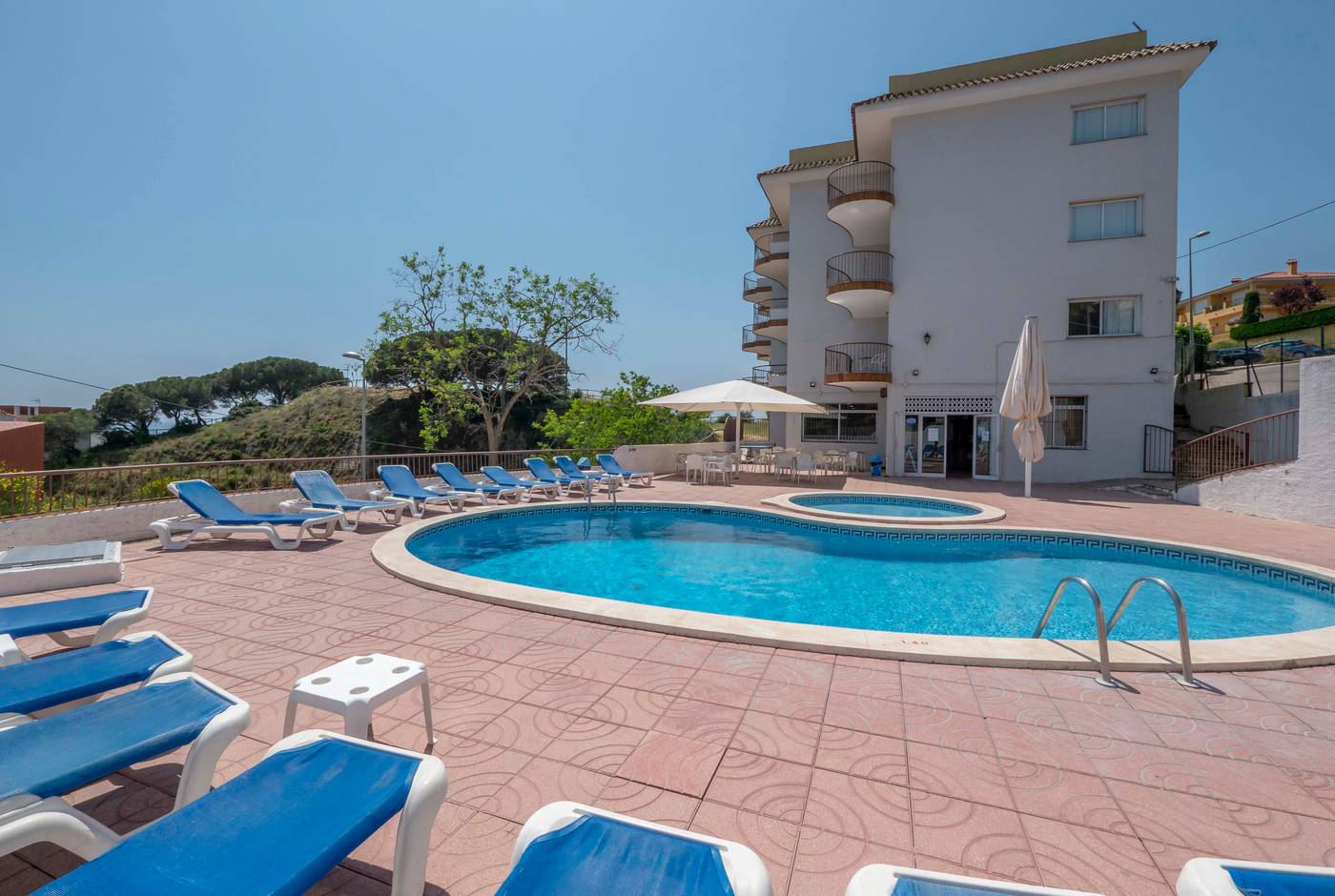 Apartaments-AR-Muntanya-Mar-Pool-1