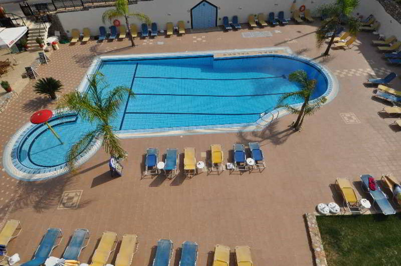 Real-Palace-Hotel---Studios-Pool-6