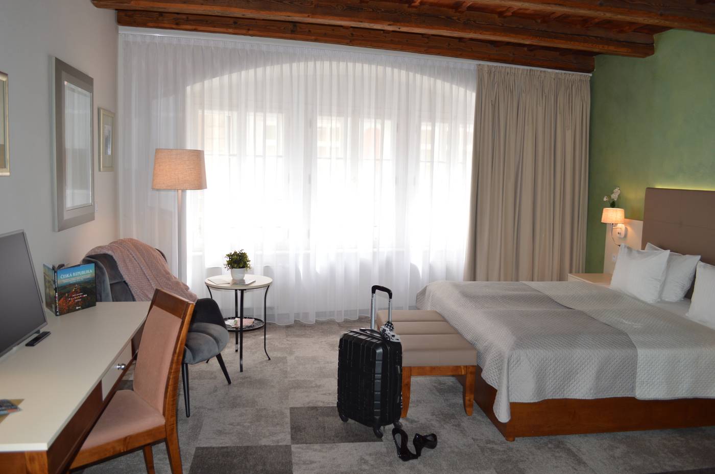 The-Golden-Wheel-Room-4