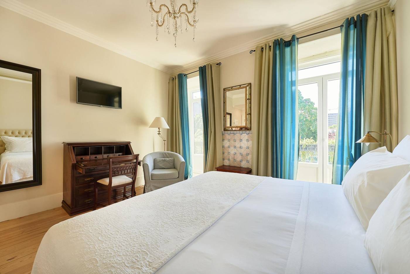 Alegria-A-Lisbon-Boutique-Hotel-Room-15