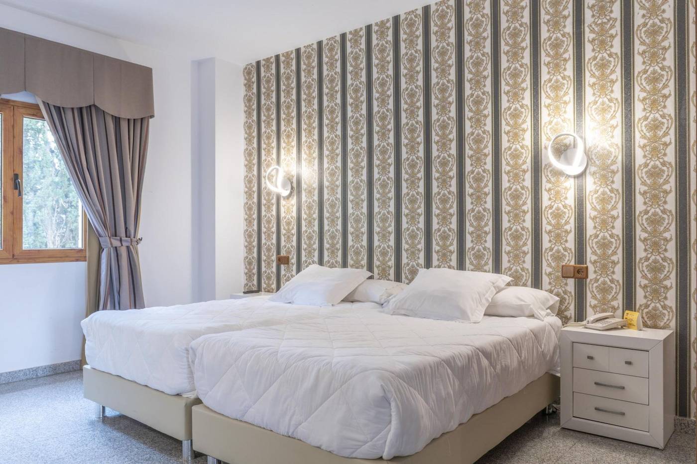 Hotel-Plaza-del-Castillo-Room-24