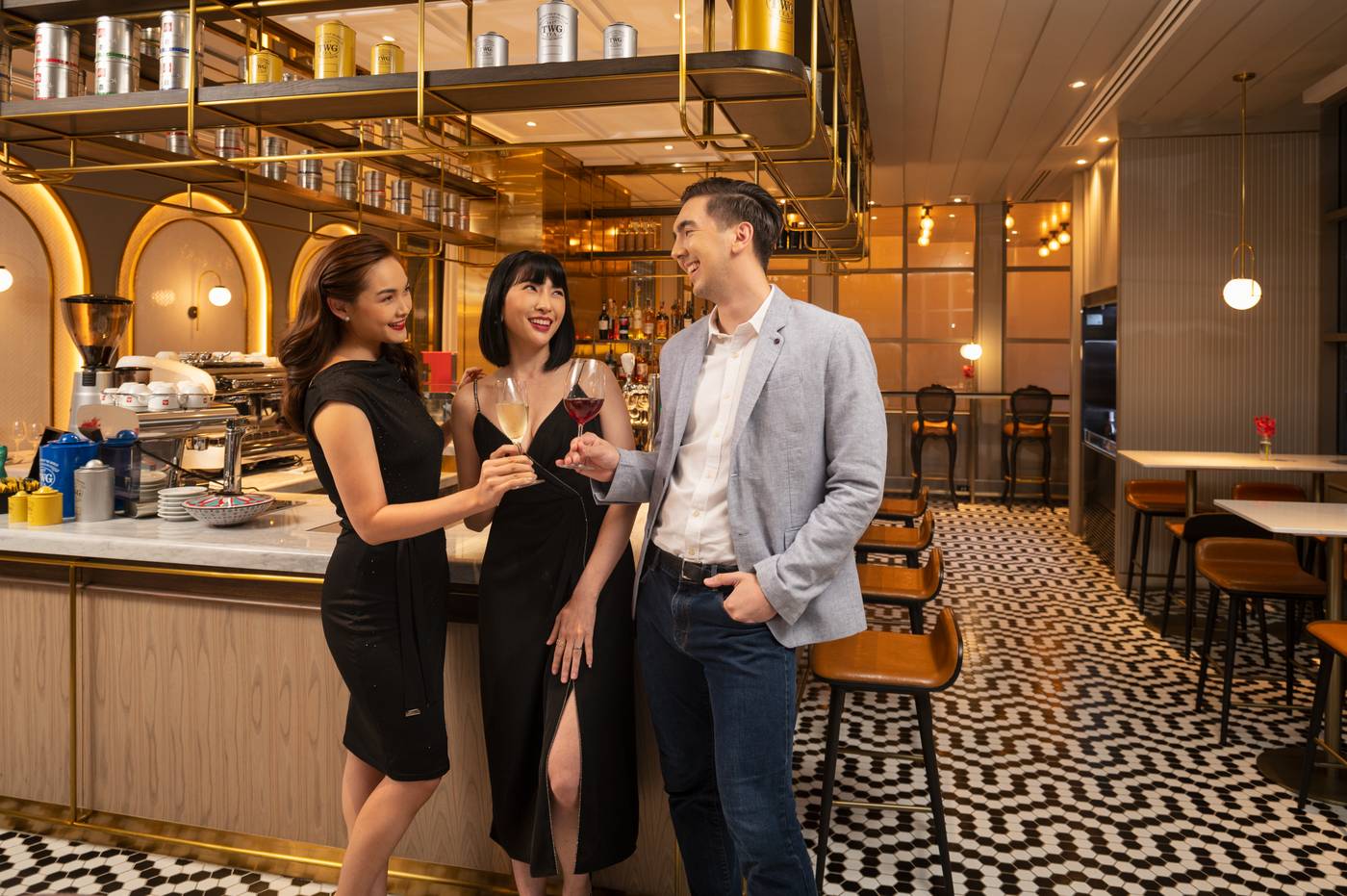 Montien-Hotel-Surawong-Bar-22