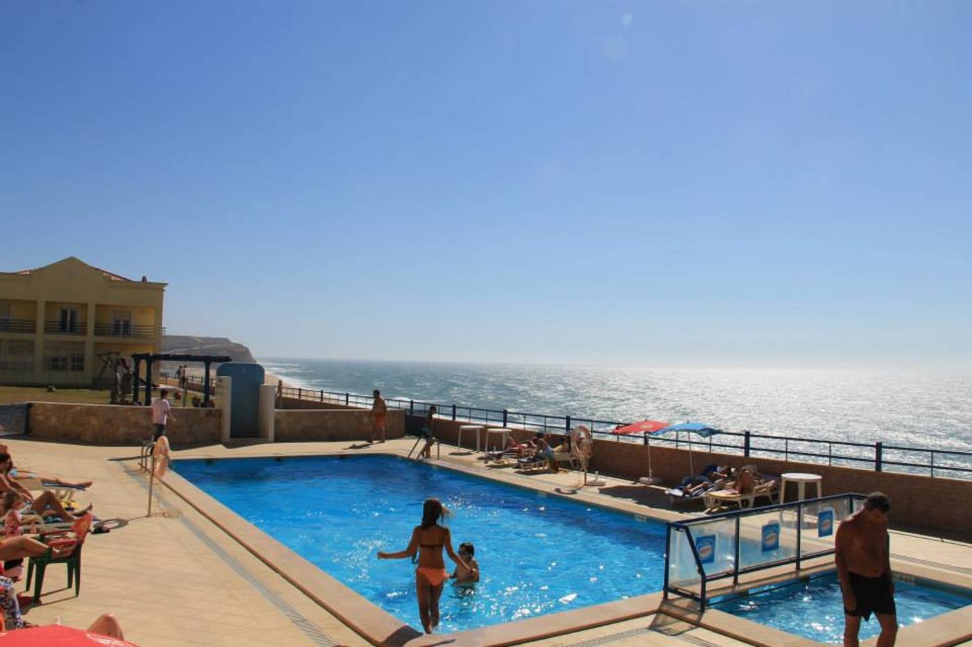 Praia-Azul-Hotel-Apartamento-Pool-27