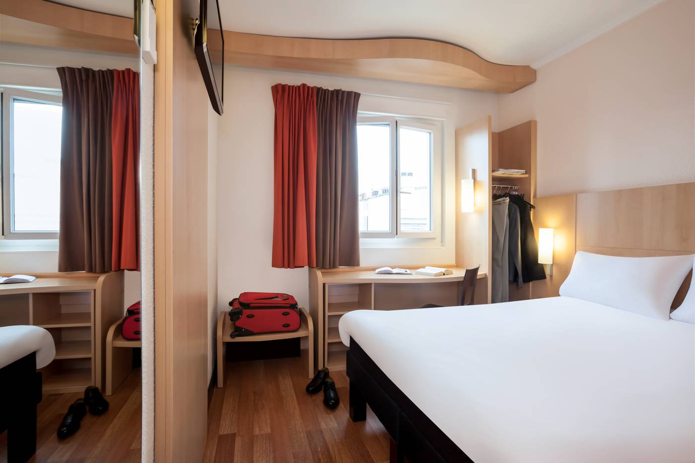 Ibis-Paris-Maine-Montparnasse-14th-Hotel-Room-5