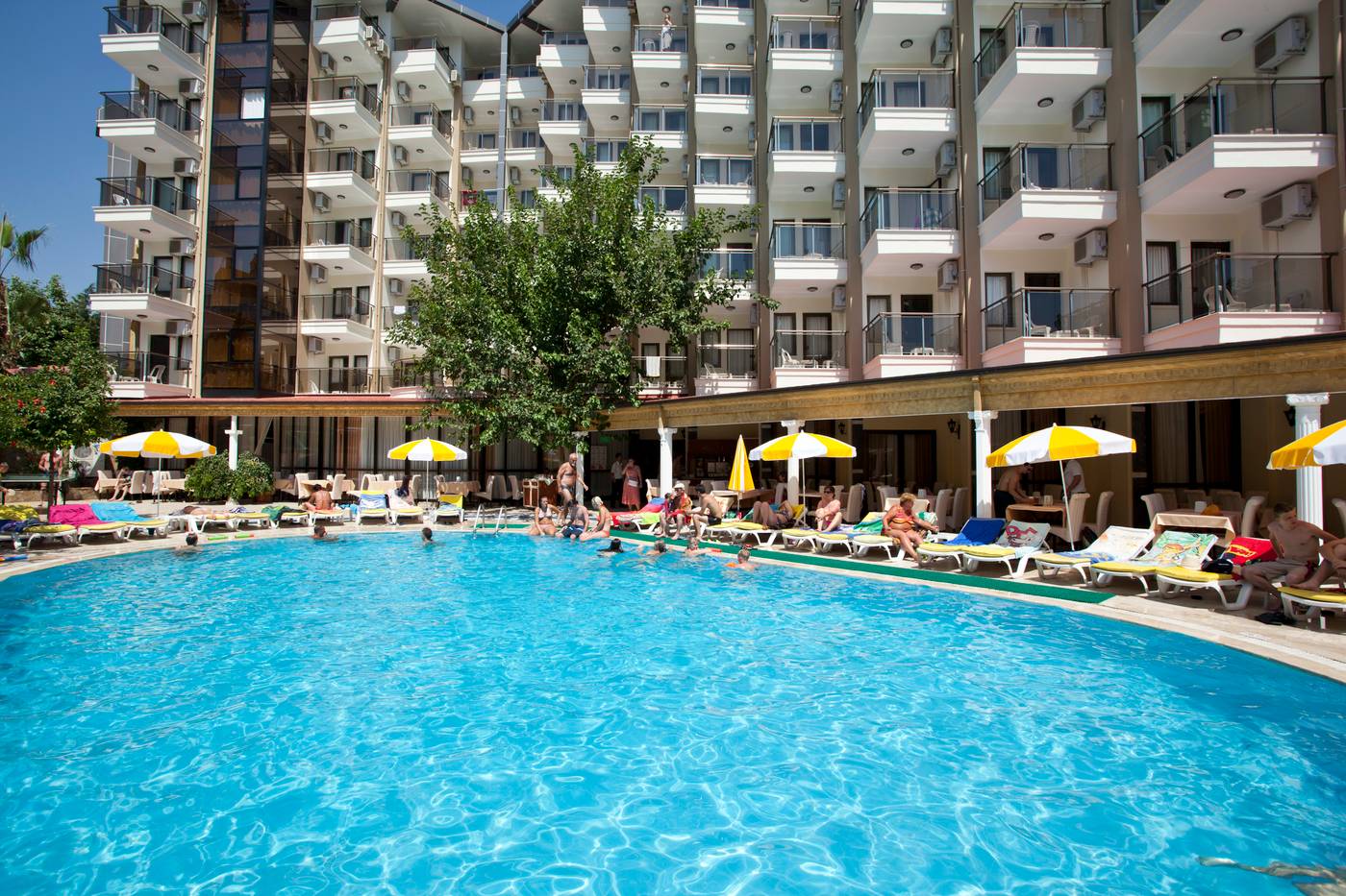 Monte-Carlo-Hotel-Pool-1